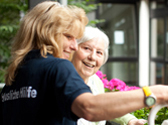 Foto: Hauswirtschaftliche Hilfe mit Seniorin beim Blumengiessen